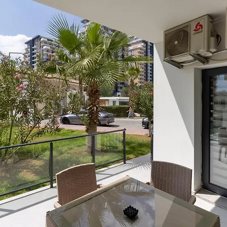 Ground Garden View In Caesar & Spa, Long Apartment